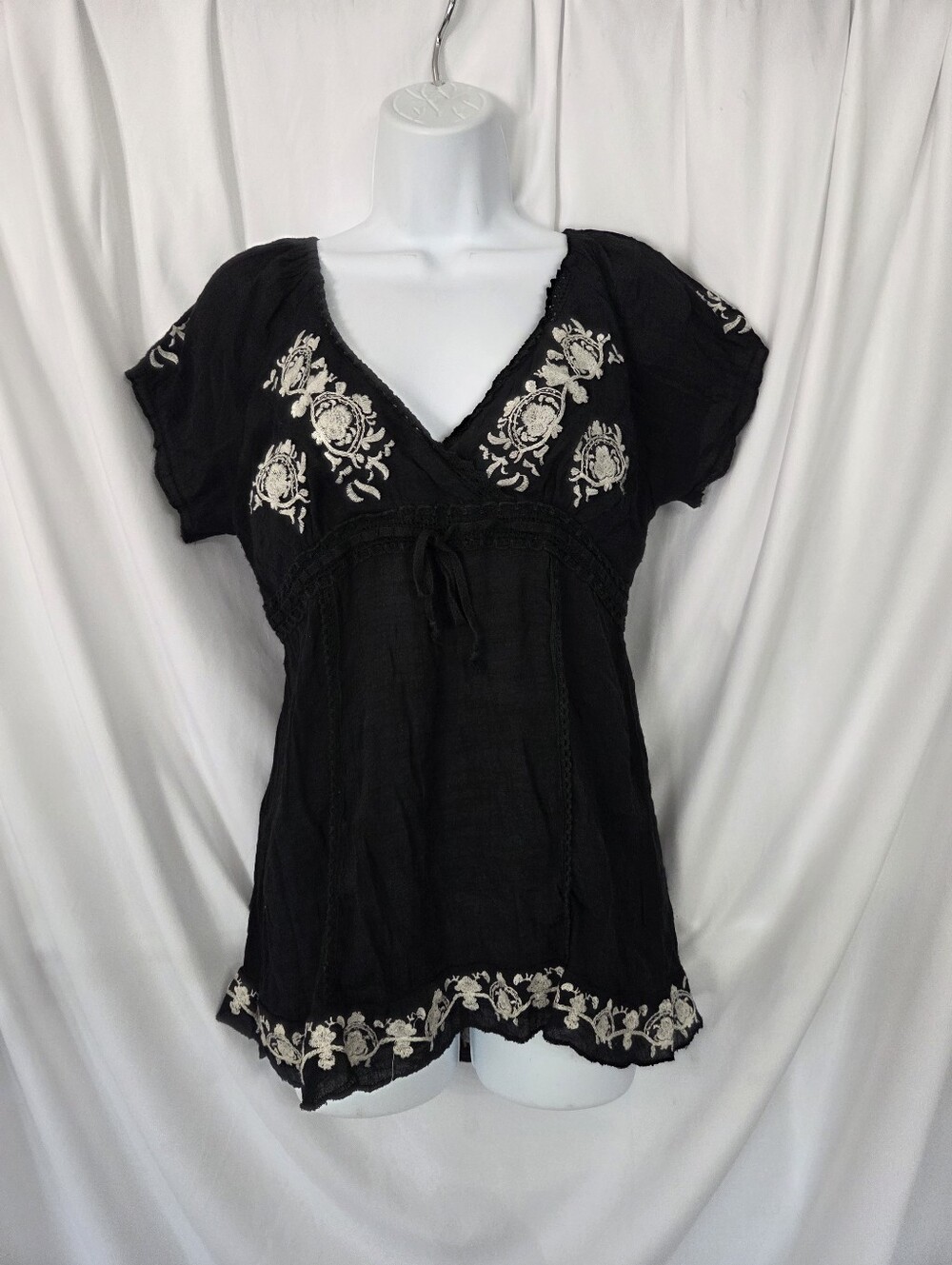 Avocado Black V Neck Embroidred Top Size 14